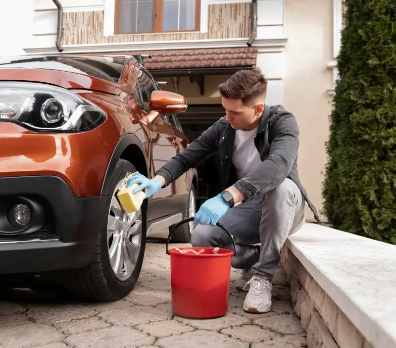 Lavage auto à domicile Les Laubies : professionnel intervenant sur un véhicule